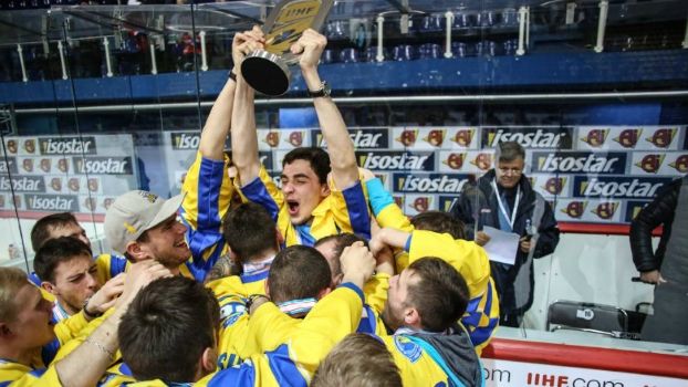 Награждение сборной Украины – чемпиона мира в Дивизионе IВ